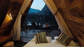 Chalet Classique, balcon, vue fleuve | Bureau, chambres insonorisées, Wi-Fi gratuit