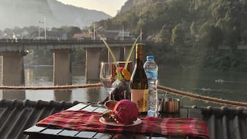 Comfort driepersoonskamer, balkon, uitzicht op rivier | Terras