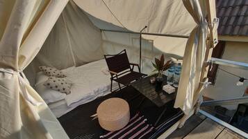 Desk, soundproofing, free WiFi