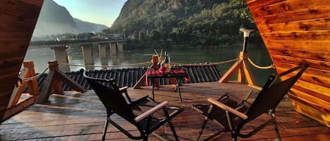 Classic Chalet, Balcony, River View | Soundproofing, WiFi (free), bed sheets