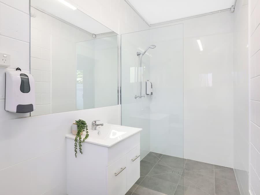 Douche, serviettes fournies, savon, papier toilette