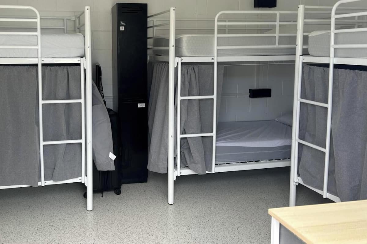 Dormitorio compartido Deluxe | Wifi gratis y ropa de cama