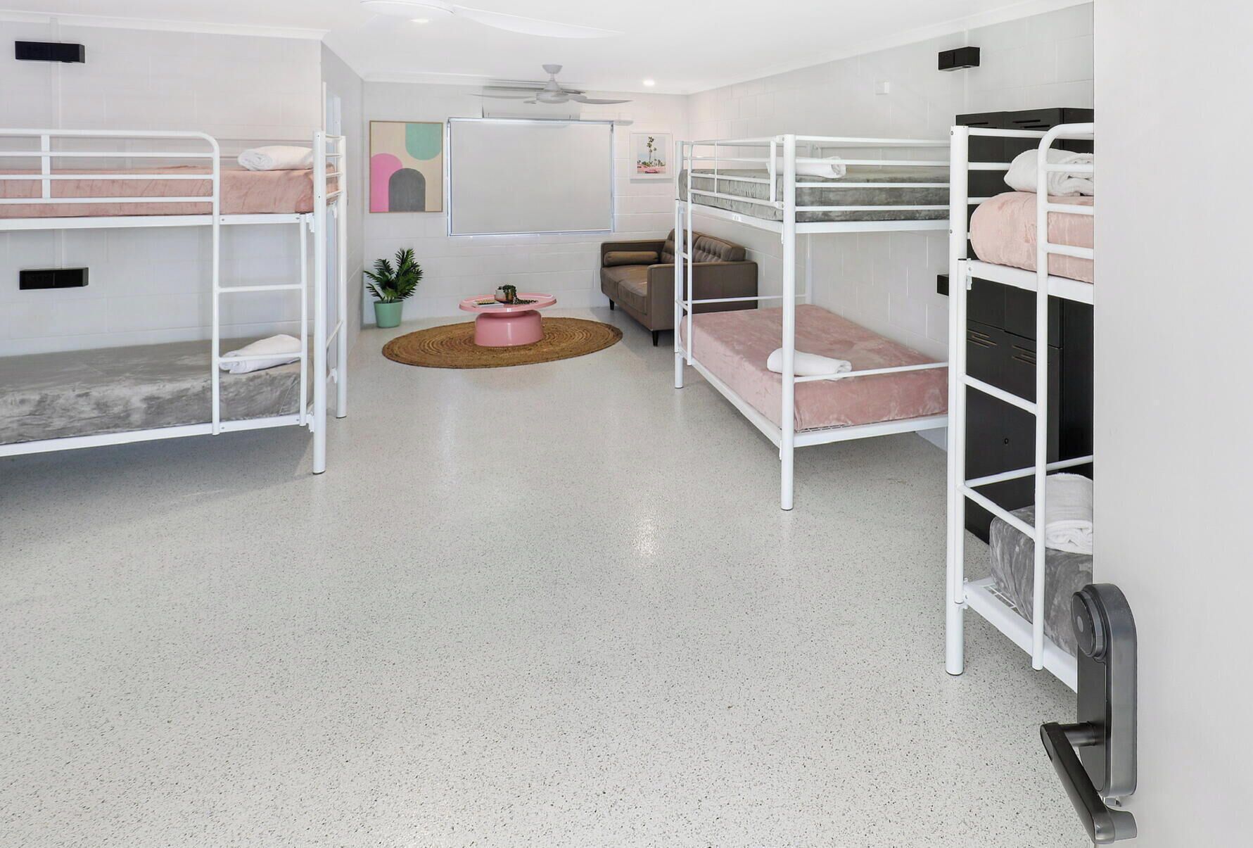 10 share Female dorm with shared bathroom | Bagno | Doccia, asciugamani, sapone, carta igienica