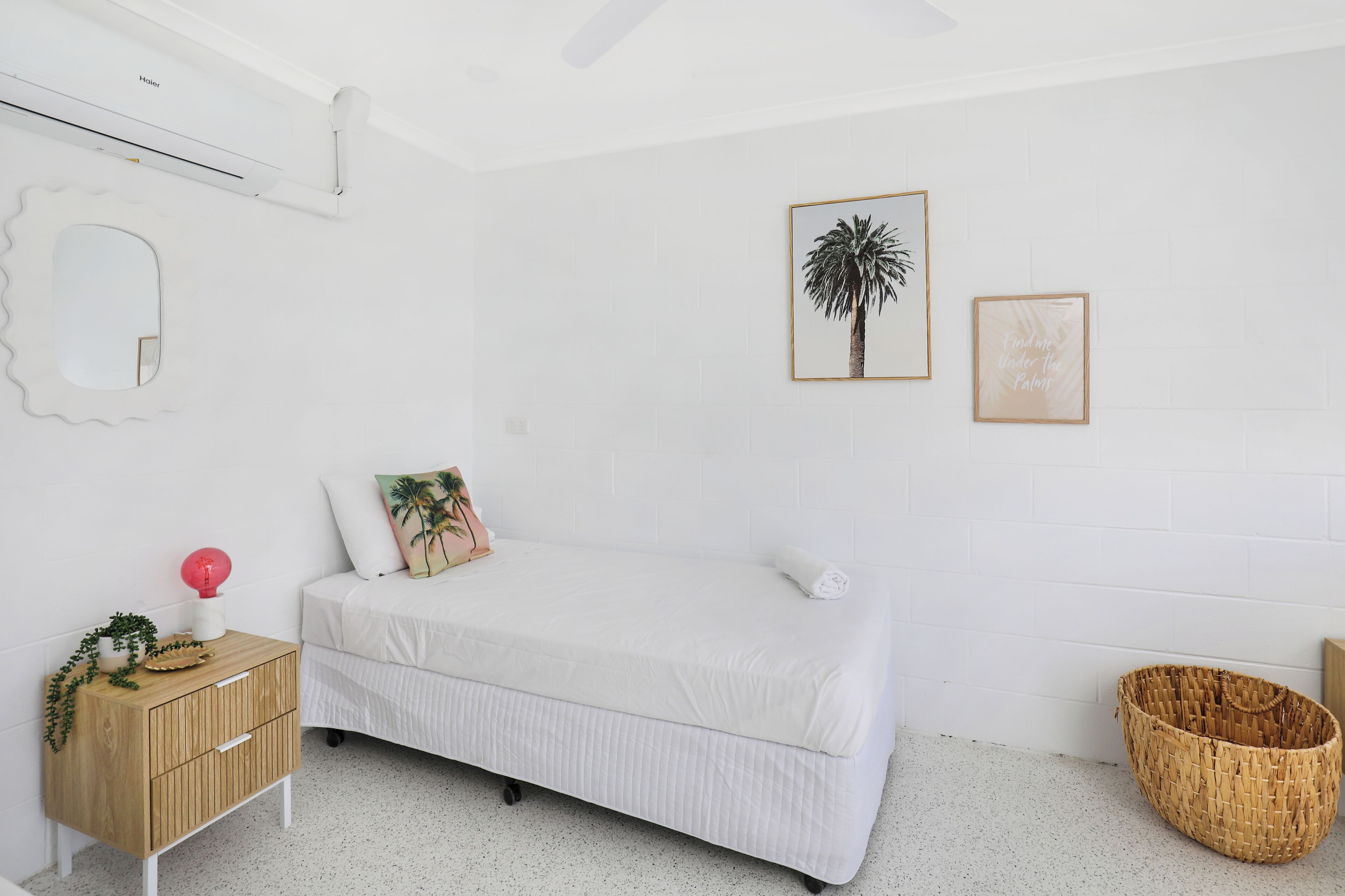 Twin room with shared bathroom | Free WiFi, bed sheets