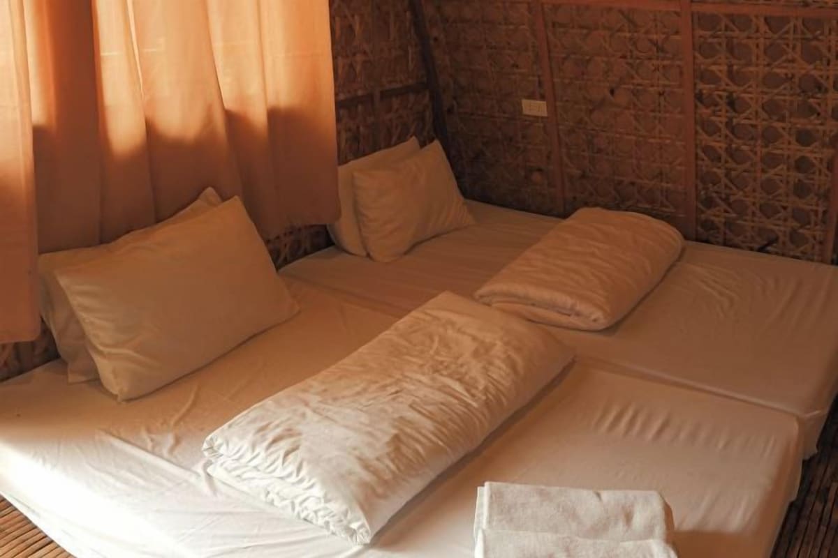 WiFi (free), bed sheets
