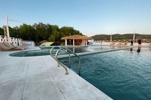 4 piscines extérieures