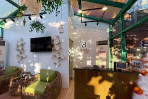 Lobby sitting area - The Beach Calatagan Mediterraneo powered by Cocotel (Calatagan)