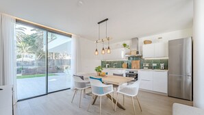 Cafetera y tetera, refrigerador, microondas y horno 