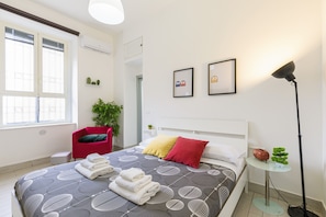 1 habitación, tabla de planchar con plancha, wifi gratis y ropa de cama 