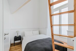 2 bedrooms, iron/ironing board, WiFi, bed sheets - Blueground | Leopoldstadt, furniture & decor (Vienna)