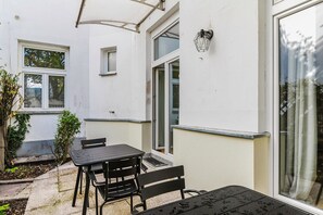 Outdoor dining - Blueground | Leopoldstadt, furniture & decor (Vienna)