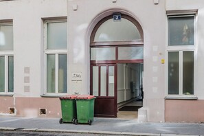 Exterior detail - Blueground | Leopoldstadt, furniture & decor (Vienna)