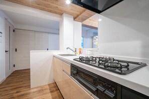 Fridge, microwave, stovetop, electric kettle - ZABO HILLS 305 (Sapporo)