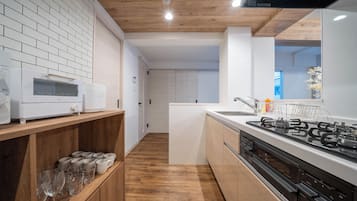 Kühlschrank, Mikrowelle, Herdplatte, Wasserkocher