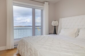 4 bedrooms, iron/ironing board, WiFi, bed sheets - Unique Waterfront House 4 BDRs/ Near MTL/ Fishing (La Prairie)