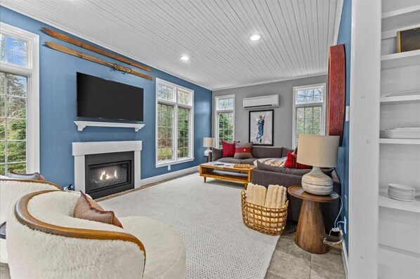Smart TV, fireplace