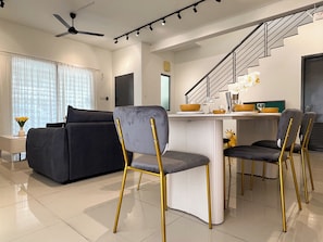 Perhetalo, patio, kulmassa | Ruokasali