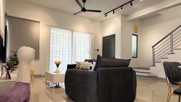 Un salón moderno con un sofá, una mesa de centro y una estatua decorativa de un elefante.