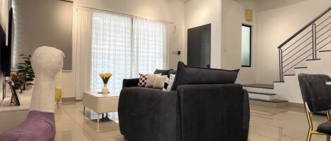 Maison Familiale, patio, en angle | Coin séjour | Télévision à écran plat