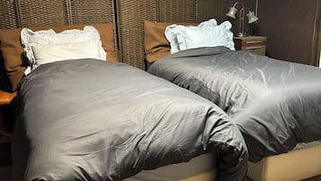 4 bedrooms, iron/ironing board, WiFi, bed sheets