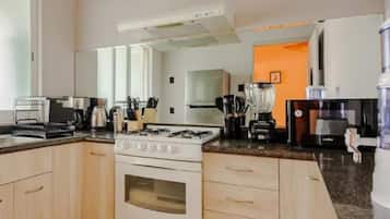 Departamento superior, vista a la ciudad | Cocina privada | Tetera eléctrica y comedor