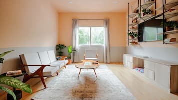 Departamento superior, vista a la ciudad | Área de sala de estar | Televisión