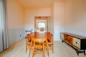 Appartement supérieur, vue sur la ville | Salle à manger