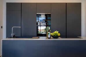 Jääkaappi, mikroaaltouuni, uuni, liesi