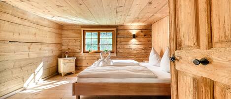 2 bedrooms, travel crib, free WiFi