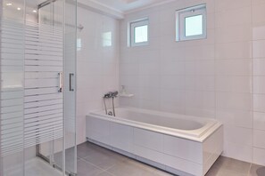Dusche, Haartrockner, Handtücher