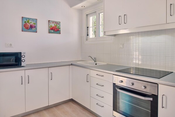 Réfrigérateur, four à micro-ondes, un four, surface de cuisson