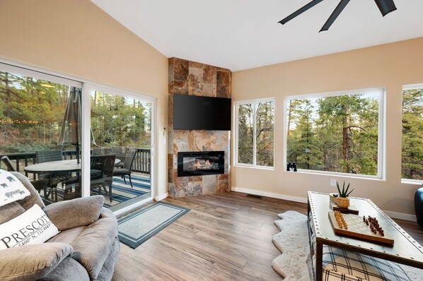 Een televisie, een open haard, videogames en een tafeltennistafel