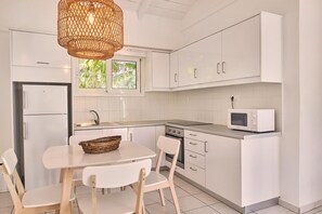 ثلاجة، ميكروويف، فرن، موقد طهي مسطح