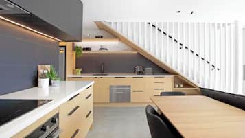 Refrigerador con freezer, microondas, horno, placa de cocina