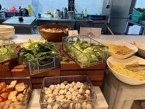 Buffet déjeuner gratuit tous les jours