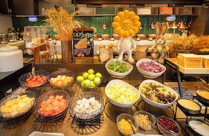 Café da manhã com buffet grátis todos os dias