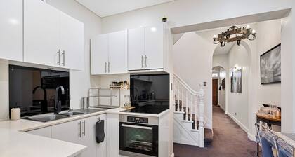 Huge Inner City Mansion, 8 Beds, 2 Bathrooms, A/C. Near Opera House - 7 mins