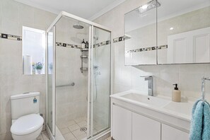 淋浴设施、吹风机、毛巾、肥皂