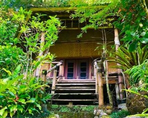 Bangalô básico, sacada, vista para o jardim | Escrivaninha, Wi-Fi de cortesia, roupa de cama