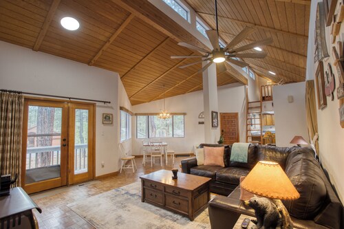 Black Bear Retreat - Wonderful 3 bed cabin in Pinetop with a fenced yard & Wifi.