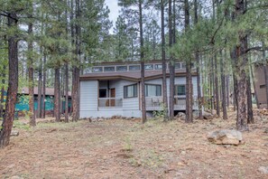 Exterior - Black Bear Retreat - Wonderful 3 bed cabin in Pinetop with a fenced yard & Wifi. (Pinetop)