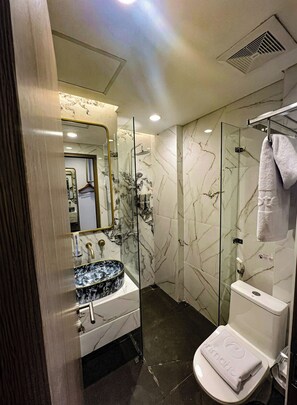 Chambre Deluxe Double ou avec lits jumeaux | Salle de bain | Chaussons