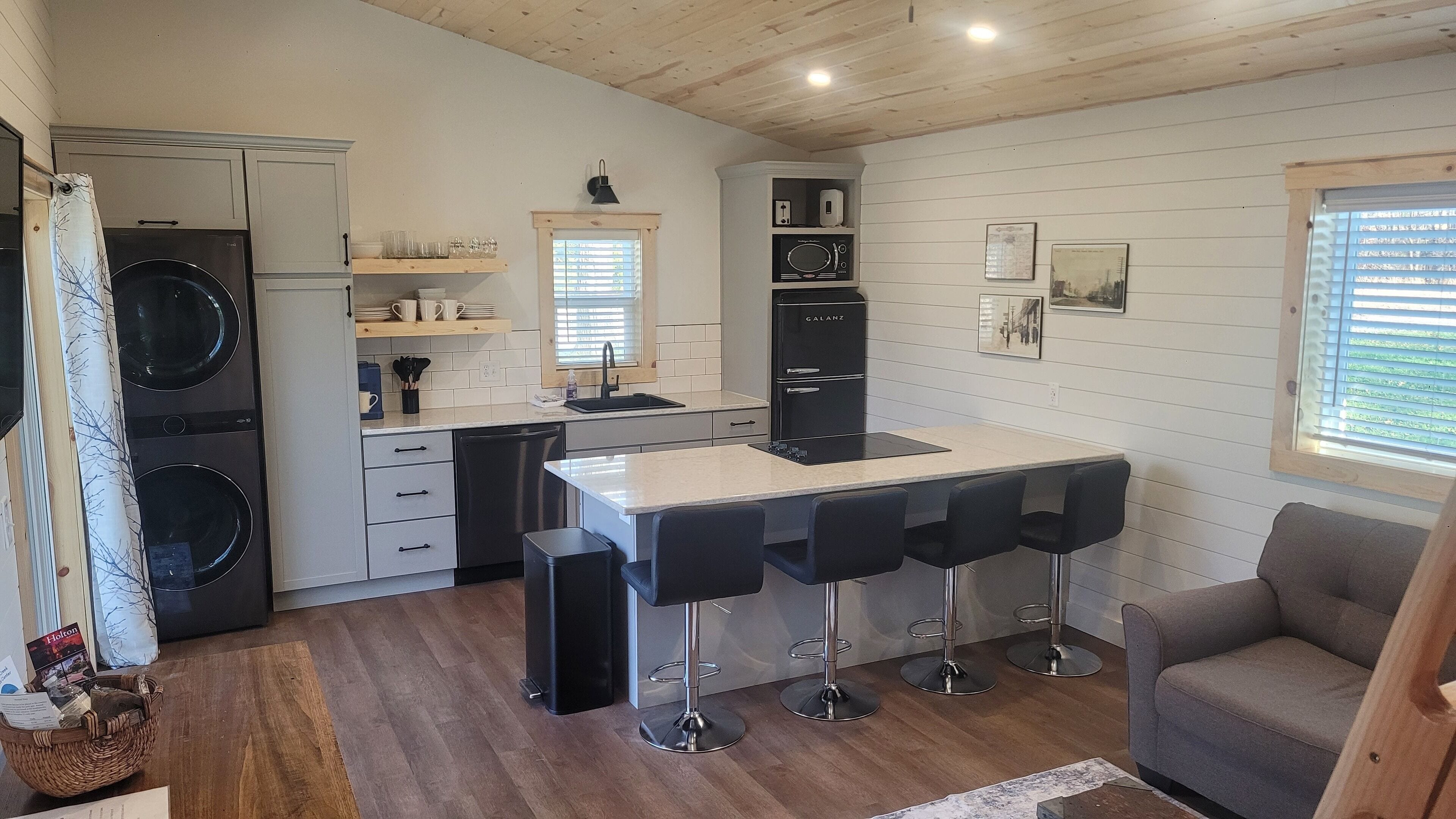 Refrigerador, microondas, horno y parrilla de estufa 