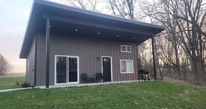 Cozy and modern cabin adjacent to Banner Creek Lake by Holton, KS.