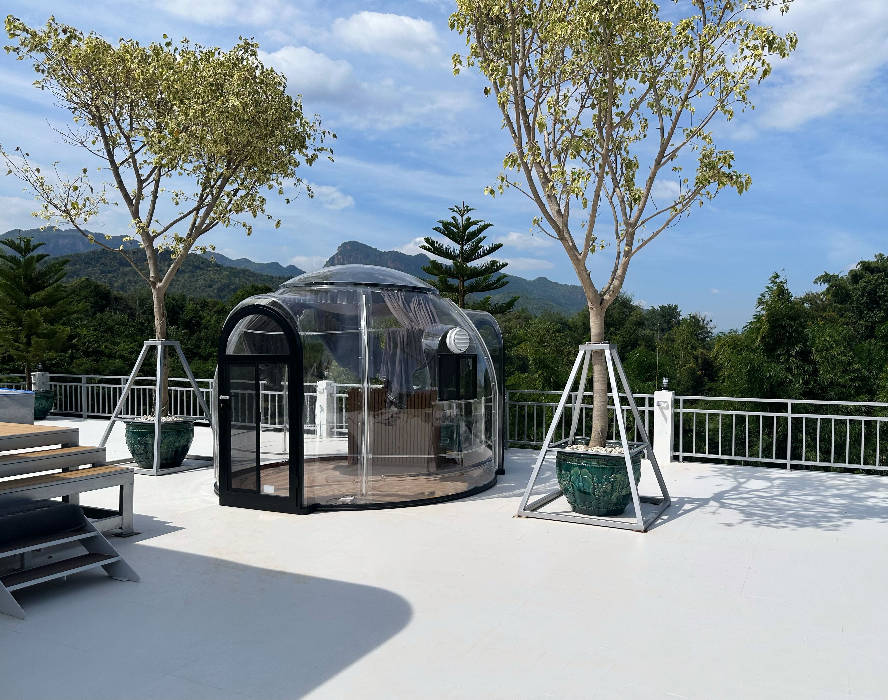 Suite Exécutive, vue fleuve | Coin séjour | TV connectée de 65 pouces avec chaînes par câble