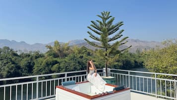 Executive Suite, River View | 2 bedrooms, free WiFi, bed sheets