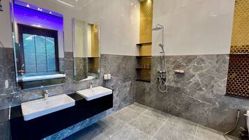 Villa Deluxe, vue fleuve | Salle de bain | Douche, douche à « effet pluie », articles de toilette gratuits