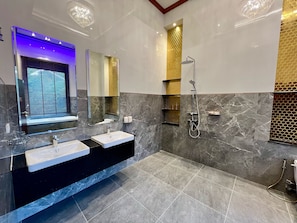 Villa Deluxe, vue sur le fleuve | Salle de bain | Douche, douche cascade, articles de toilette (gratuits)