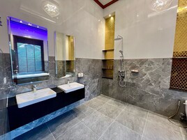 Deluxe Villa, River View | Bathroom | Shower, rainfall showerhead, free toiletries, hair dryer