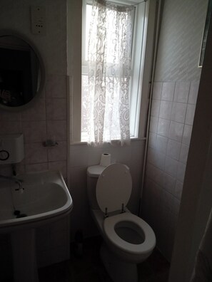 Een douche, handdoeken